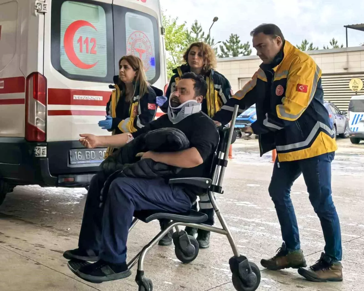 Bursa'da Yağış Sonrası Trafik Kazası: Sürücü Yaralandı
