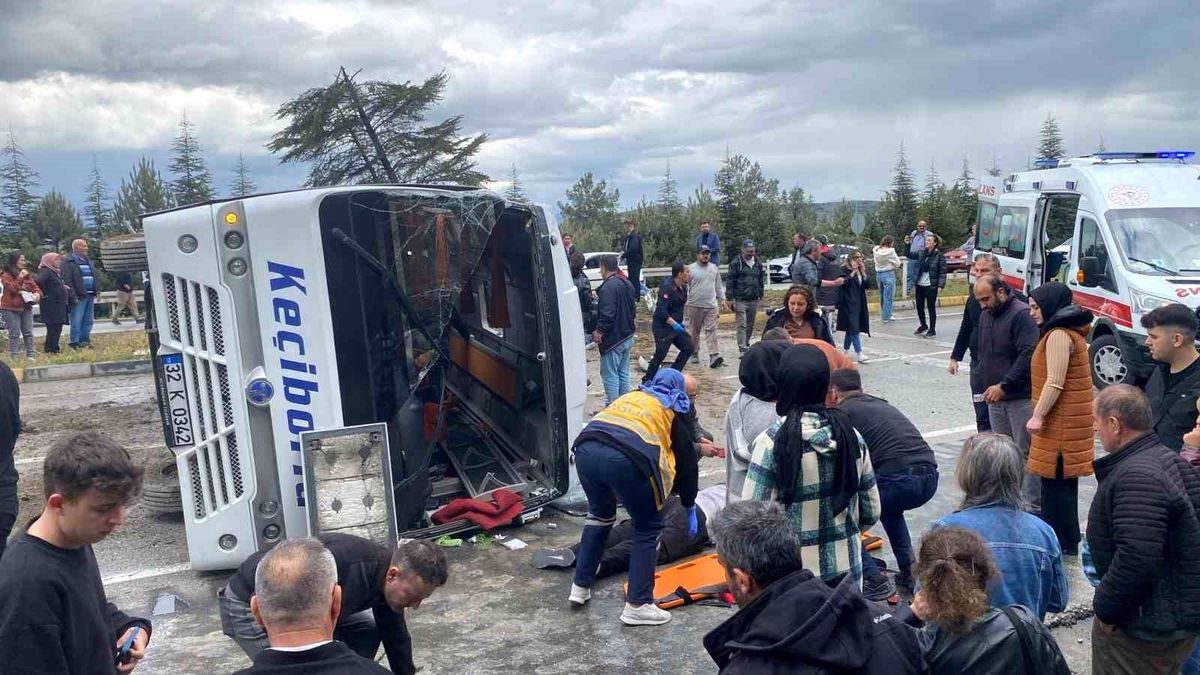 Isparta-Afyonkarahisar Karayolunda Midibüs Devrildi: Çok Sayıda Yaralı