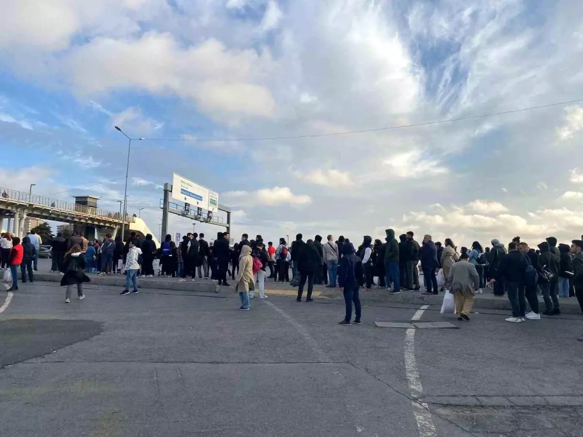 Beylikdüzü Metrobüs Son Durağında Uzun Bekleyiş