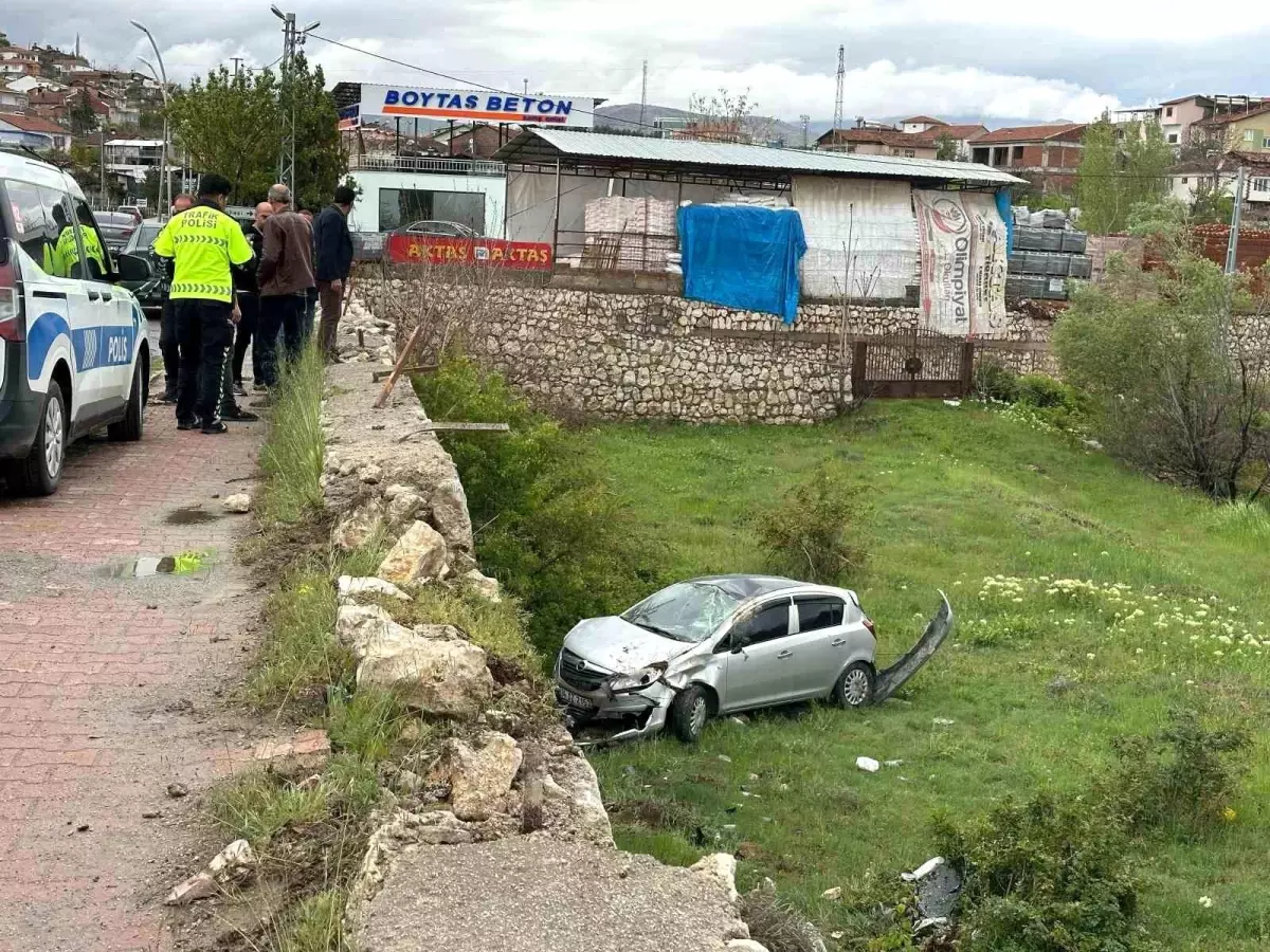 Malatya'da Otomobil Bahçeye Uçtu: 2 Yaralı