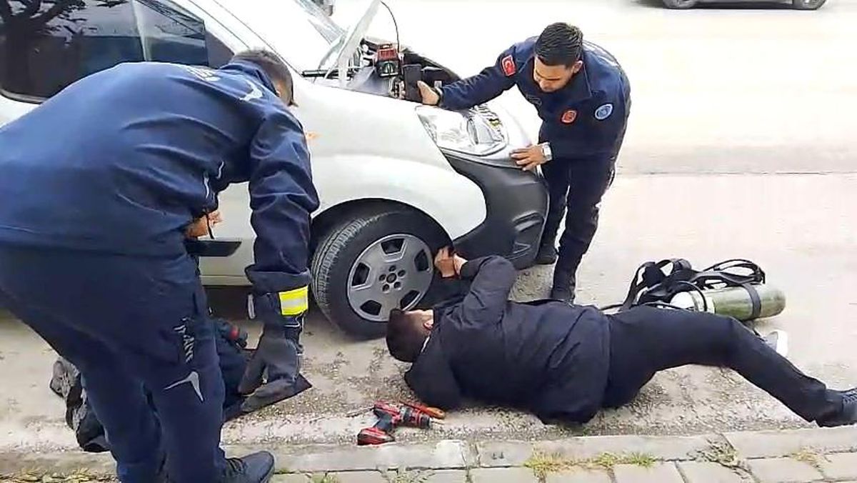 Bursa'da Araç Motoruna Sıkışan Kedi Kurtarıldı