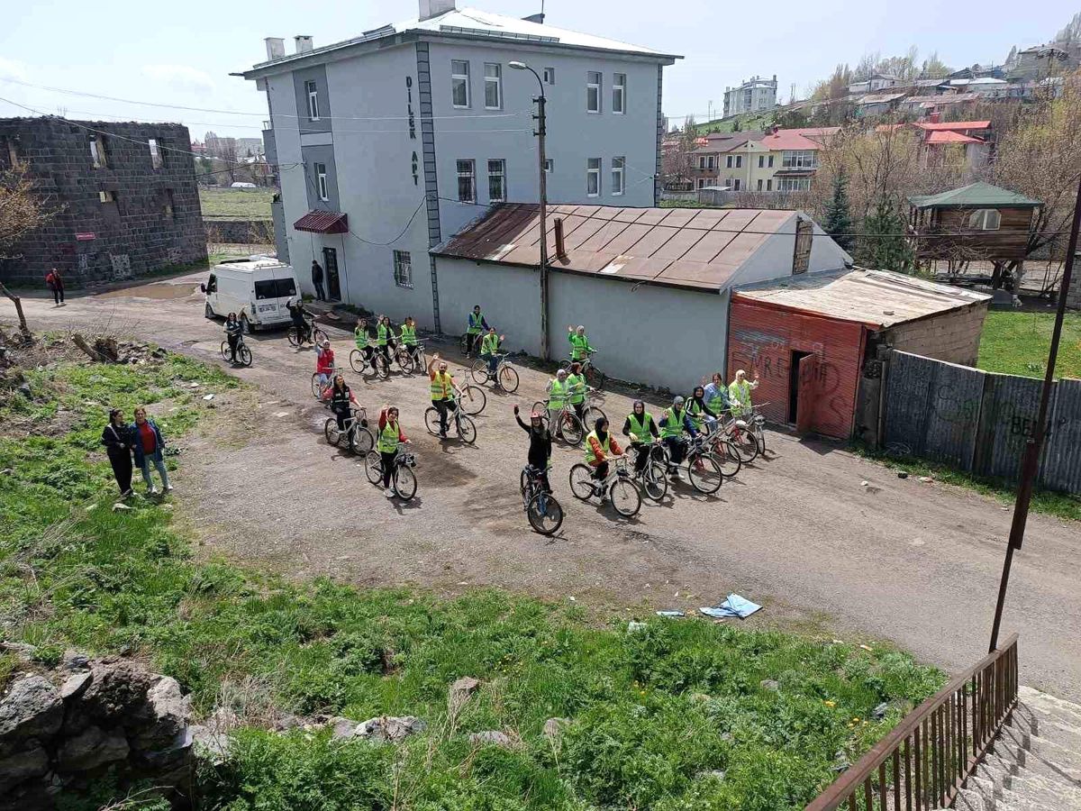 Kars'ta pedallar sağlıklı yaşam için çevrildi