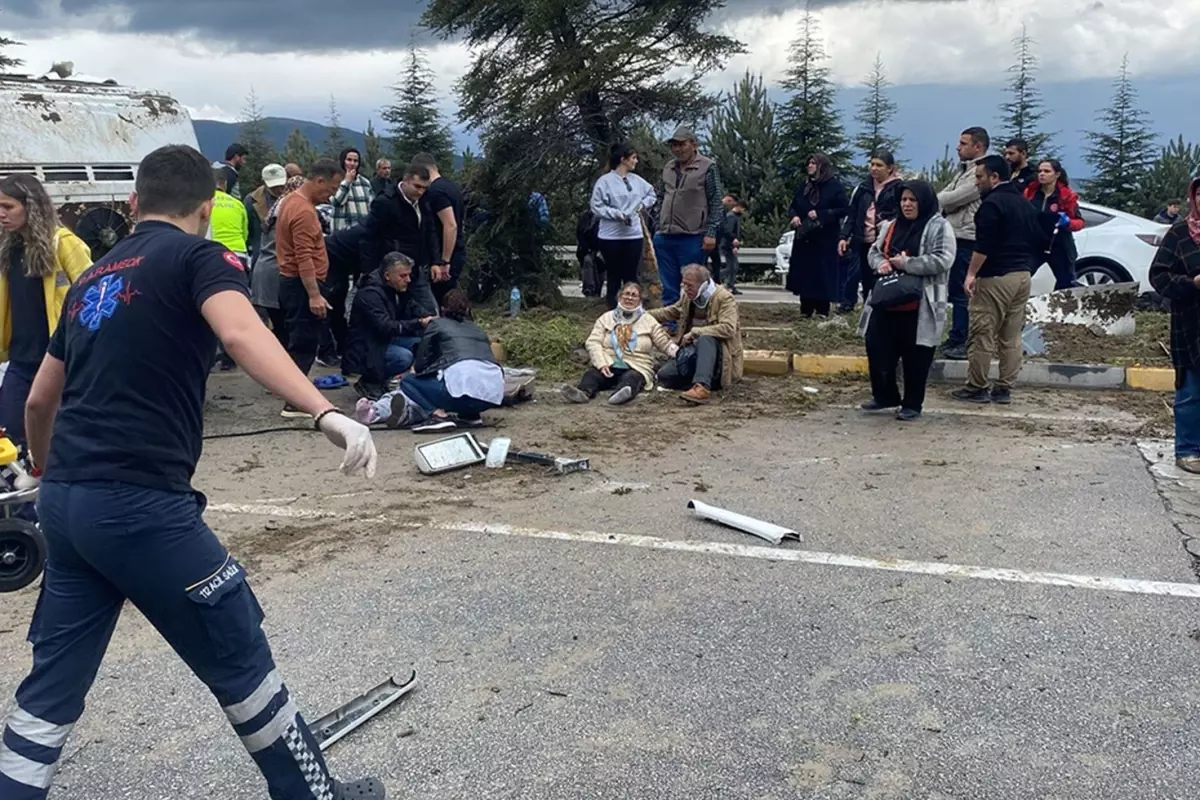 Karşı şeride geçip yan yattı! Isparta'da can pazarı: 15 kişi yaralandı
