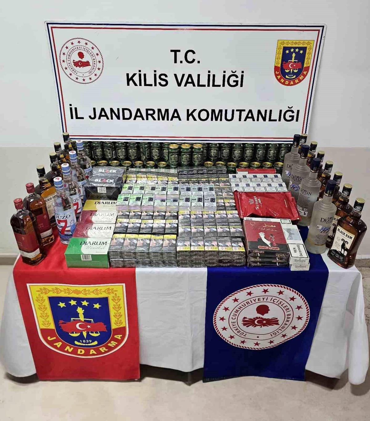 Kilis'te Yol Kontrolü: 3 Şüpheli Gözaltına Alındı, Kaçak Ürünler Ele Geçirildi