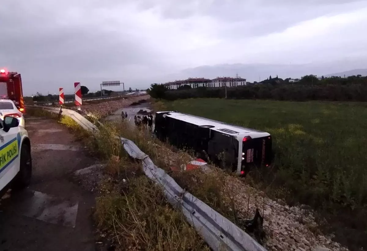 Manisa'da Yolcu Otobüsü Şarampole Devrildi: 10 Yaralı