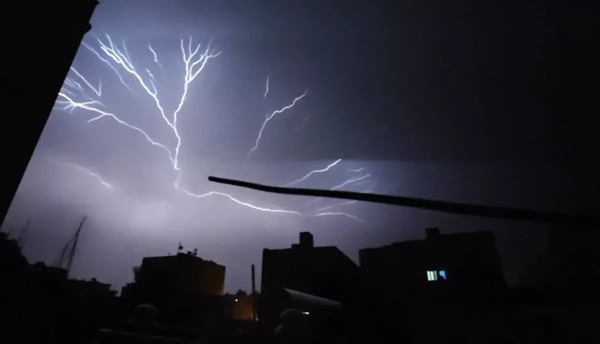 Nusaybin'de Fırtına ve Şimşekler Geceyi Aydınlattı