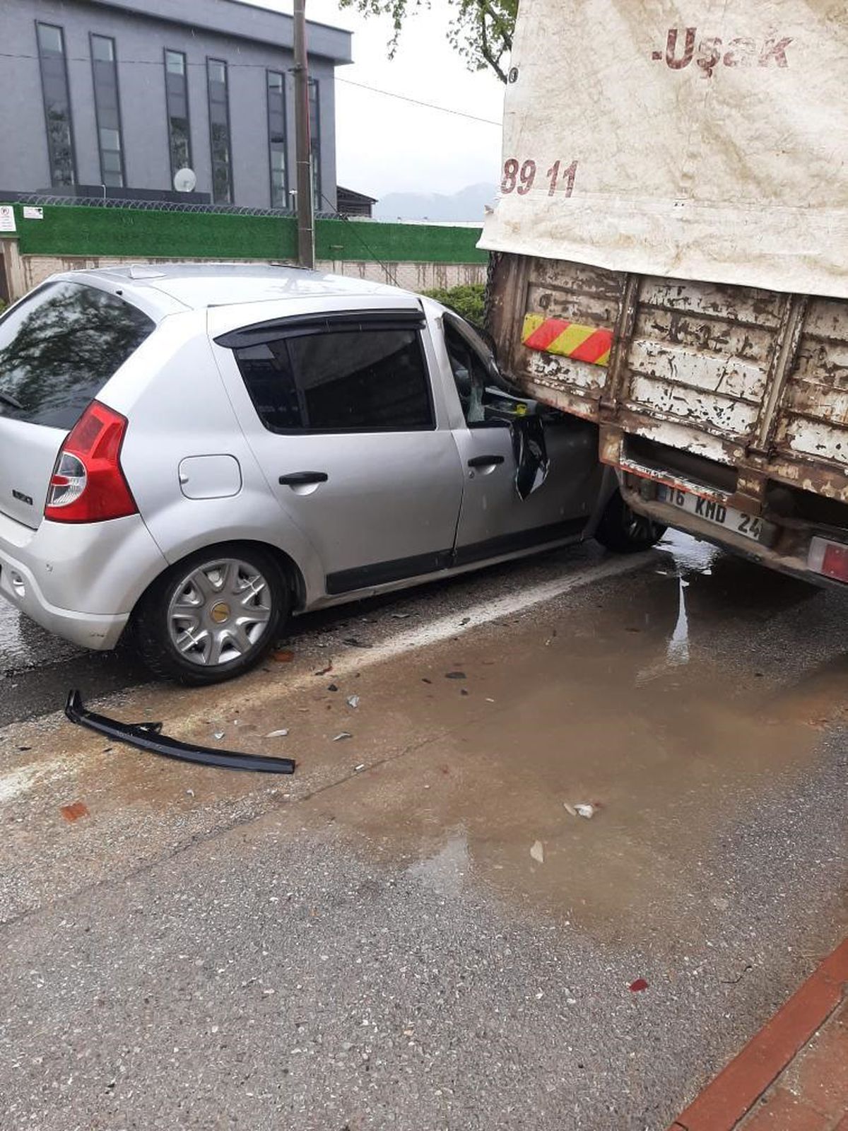 İnegöl'de Yağış Nedeniyle Trafik Kazası: Sürücü Yaralandı