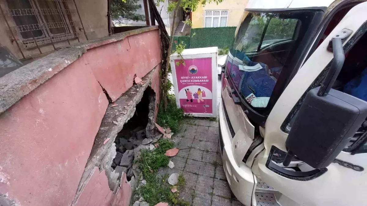 Samsun'da Park Halindeki Kamyon Metruk Bina Duvarını Yıktı