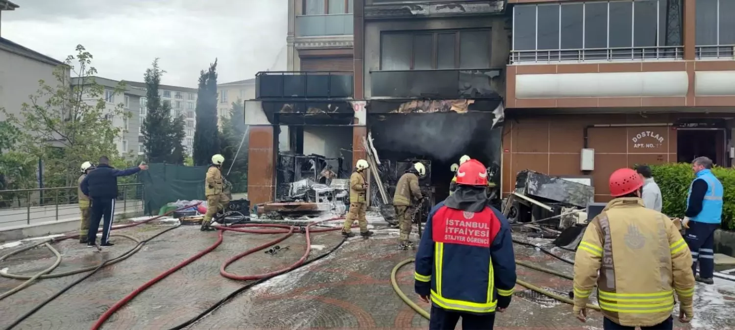 Pendik'te Spotçu Mağazasında Yangın Çıktı