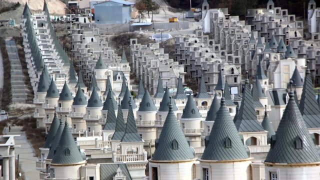 'The ghost castles of the fairy tale! 13 defendants are facing up to 885 years in prison'