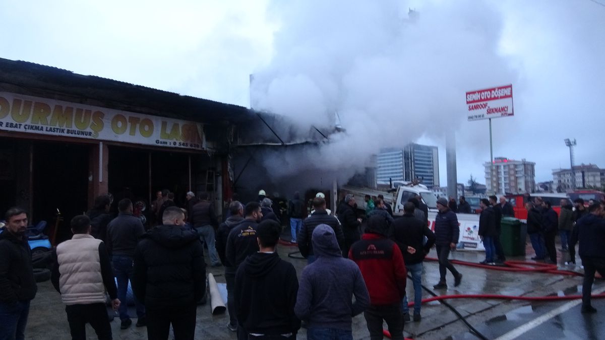 Rize'de Oto Döşemeci Atölyesinde Yangın Çıktı