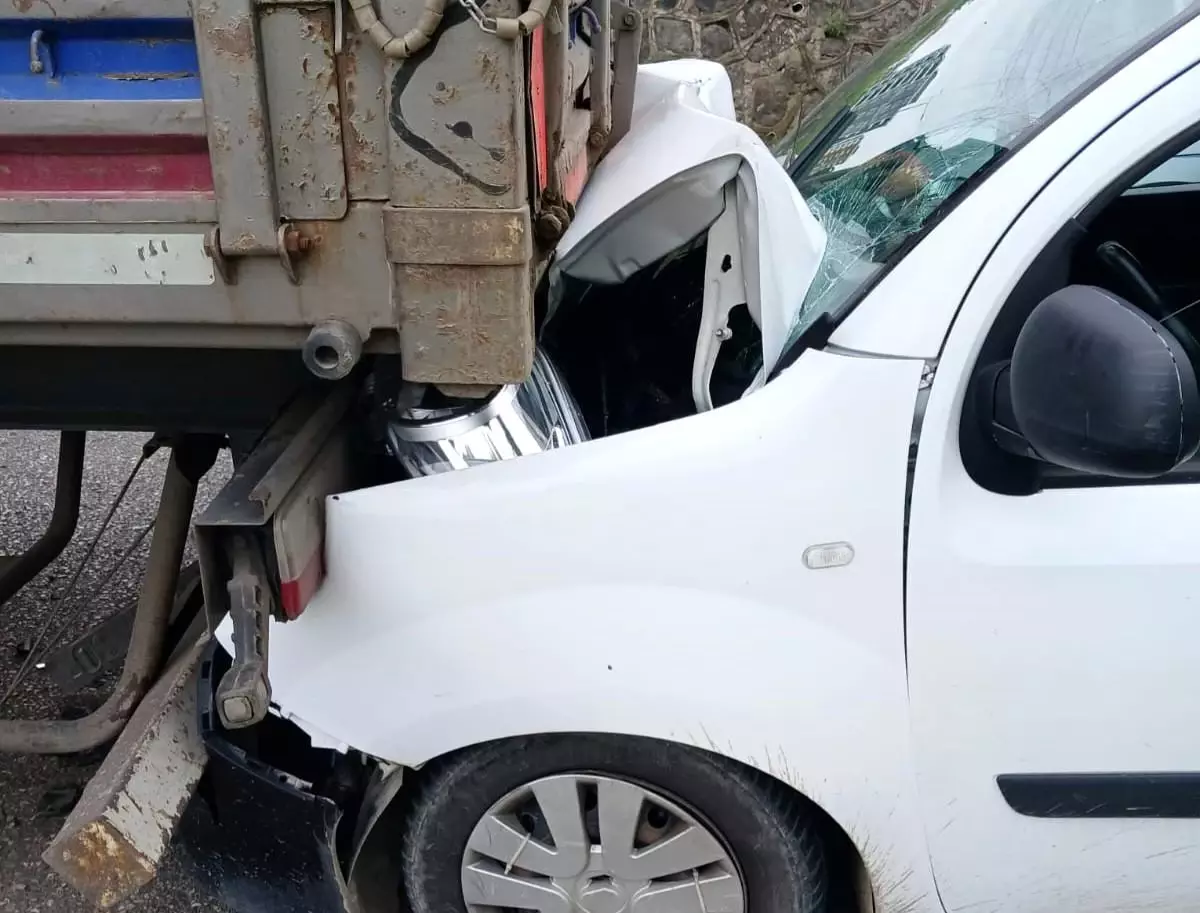 Samsun'da Trafik Kazası: Hafif Ticari Araç Tıra Çarptı