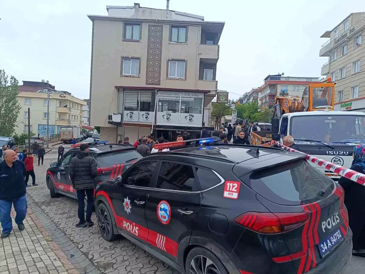 Sancaktepe'de Otomobil Telefoncu Dükkanına Girdi