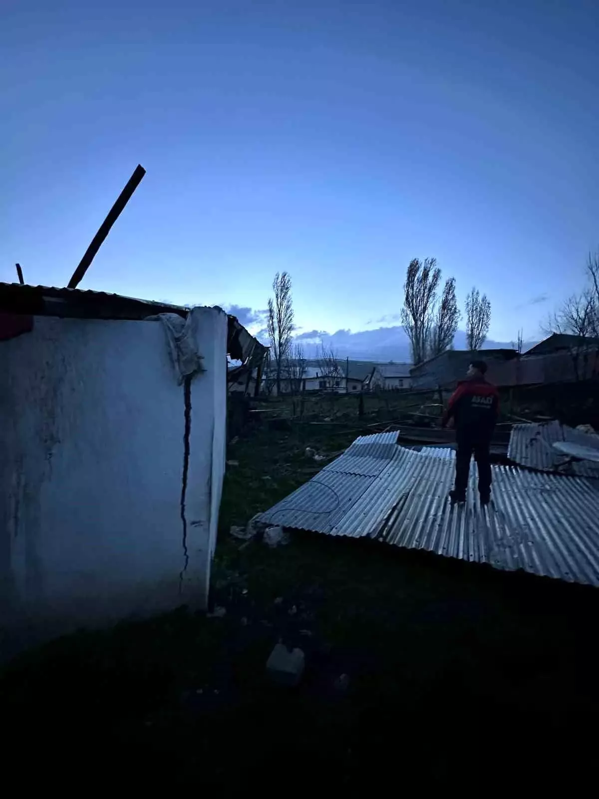 Sarıkamış'ta Fırtına: Okul ve 7 Ev Hasar Gördü