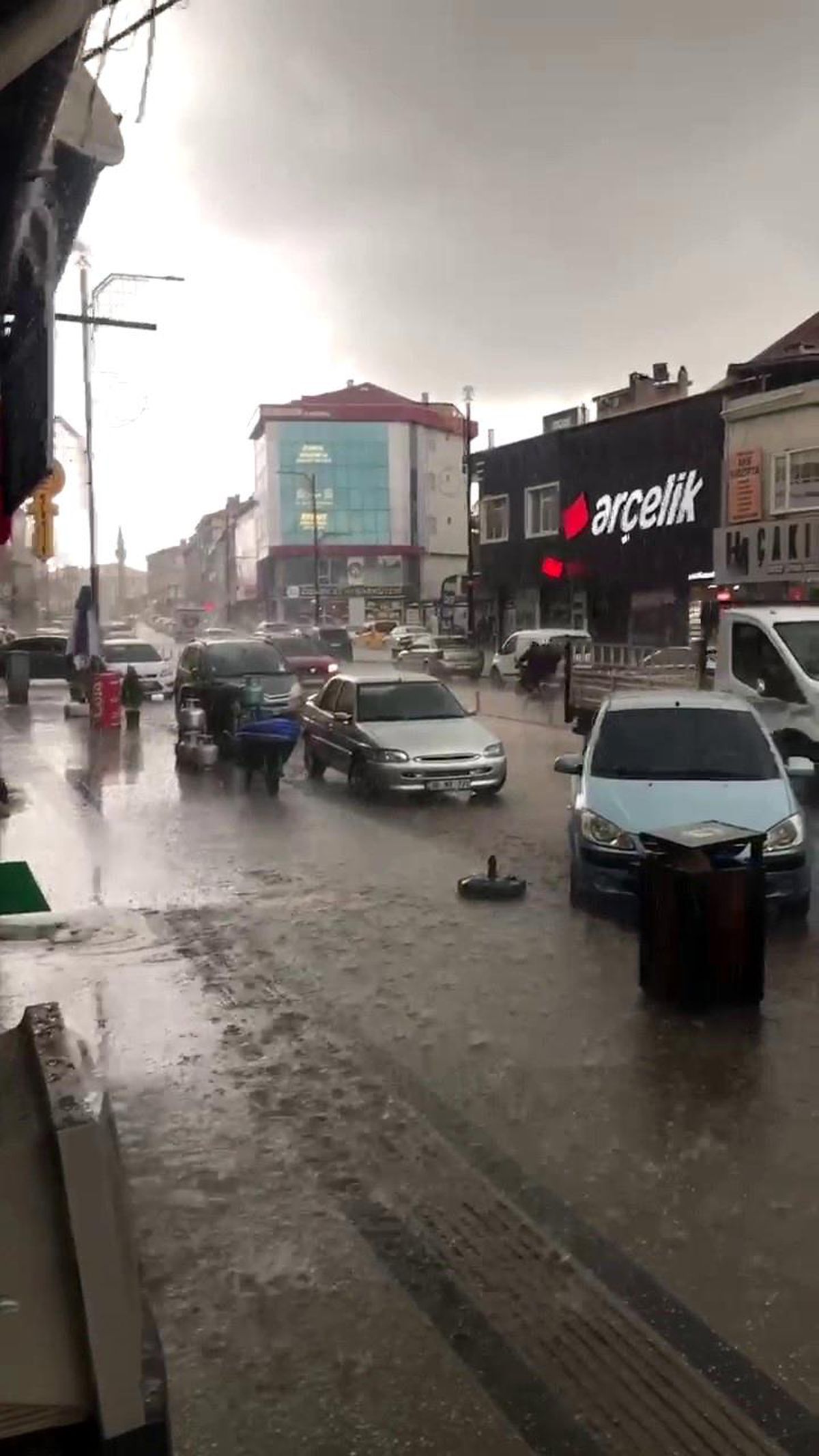 Şarkışla'da Dolu Yağışı Hayatı Olumsuz Etkiliyor