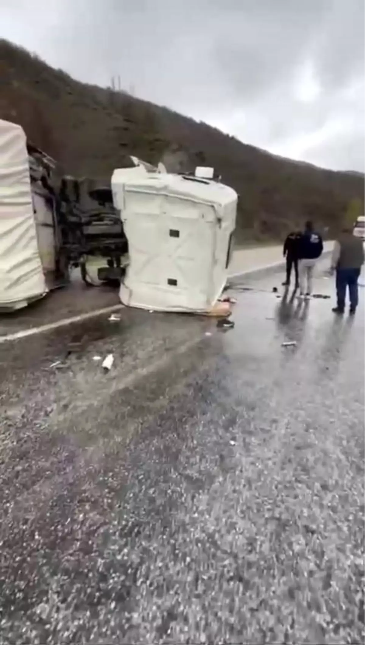 Sivas'ta Sağanak Yağış Kamyonu Devirdi: Sürücü Yaralandı