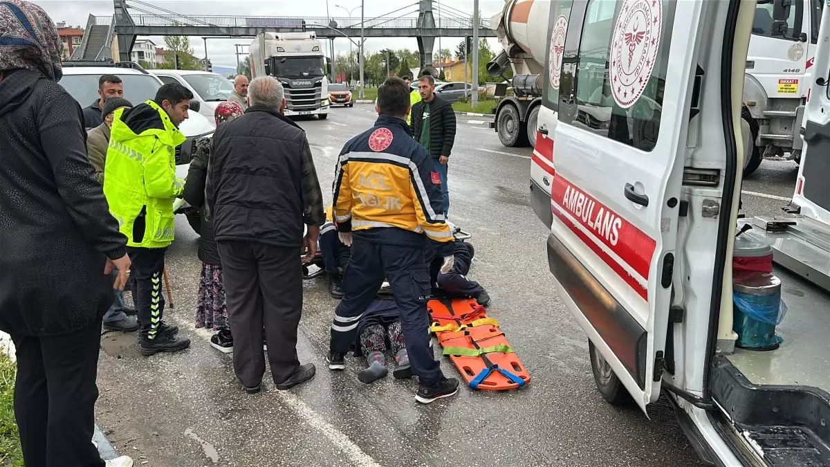 Kütahya'da Üst Geçidi Kullanmak Yerine Karşıya Geçen Kadına Otomobil Çarptı