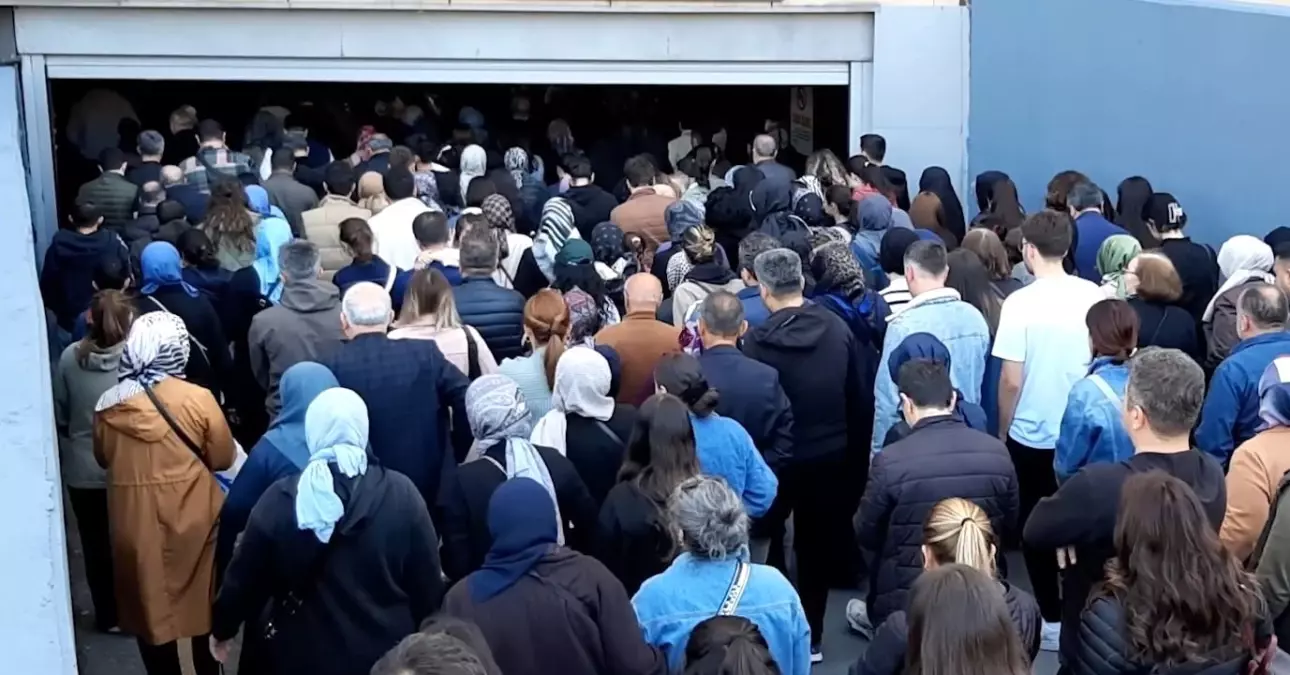 Bahçelievler AVM'de Garaj Günleri Başladı, İndirimler Yoğun İlgi Gördü