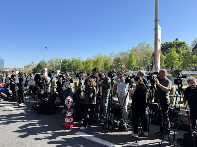 Relatives of Sırrı Süreyya Önder, who received the sad news, were overwhelmed with tears in front of the hospital