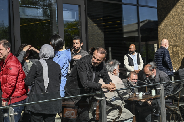 Relatives of Sırrı Süreyya Önder, who received the sad news, were overwhelmed with tears in front of the hospital