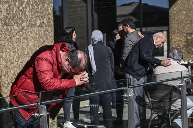 Relatives of Sırrı Süreyya Önder, who received the sad news, were overwhelmed with tears in front of the hospital