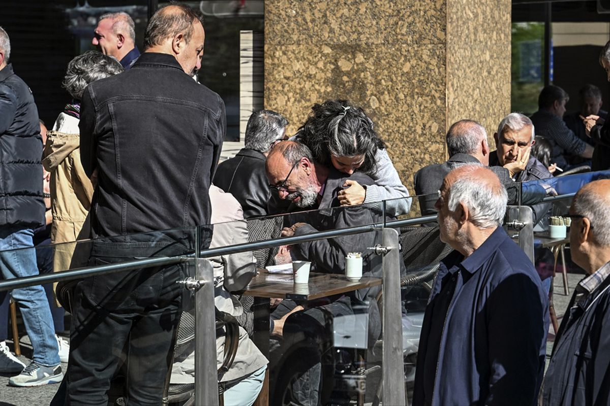 Acı haberi alan Sırrı Süreyya Önder'in yakınları hastane önünde gözyaşlarına boğuldu