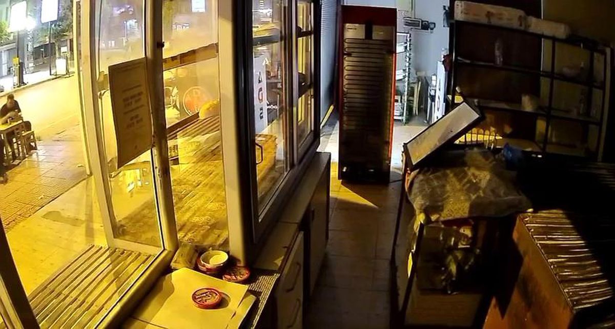 Adana'da Hafif Ticari Araçla İş Yerlerine Silahlı Saldırı