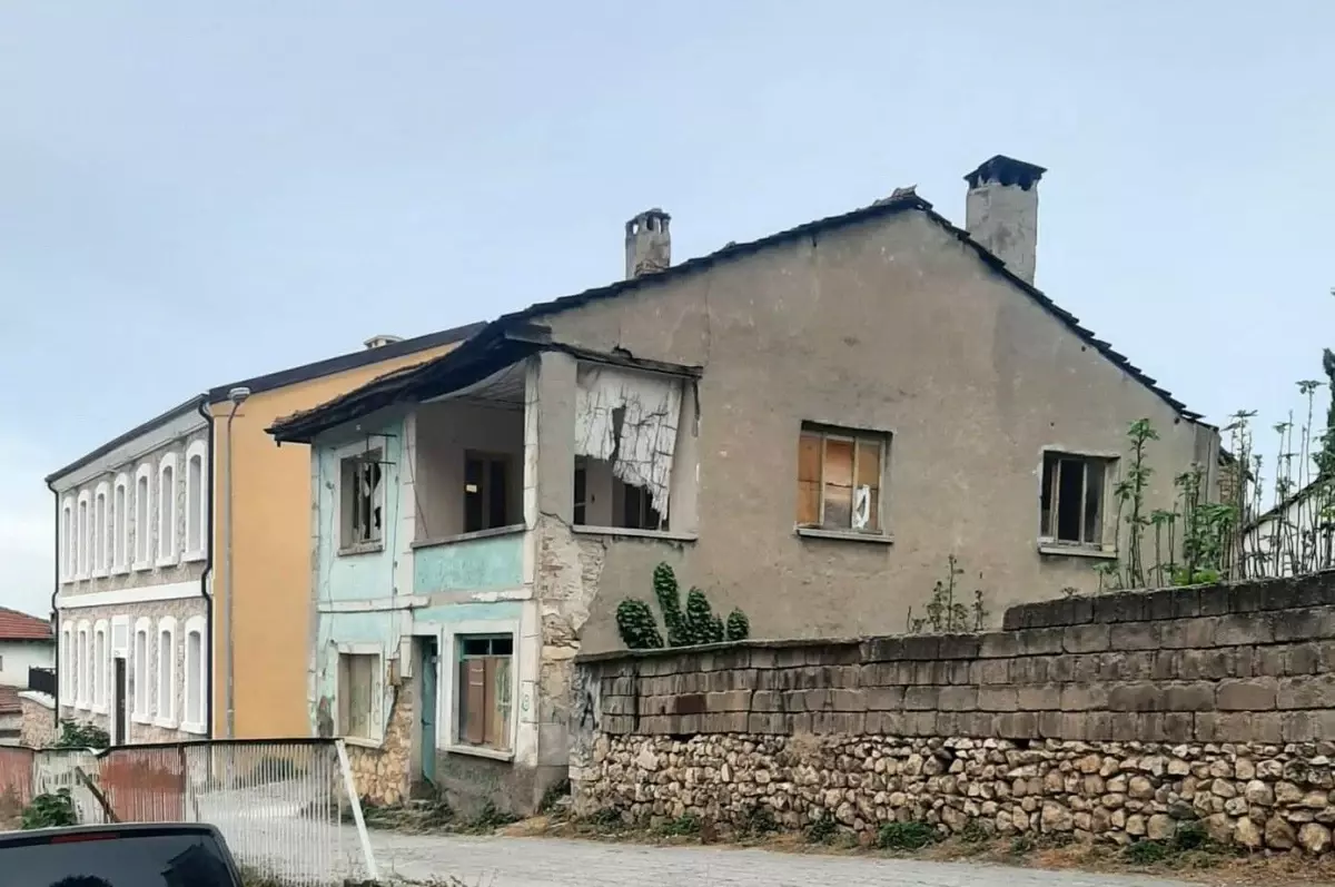 Bilecik'te Metruk Evde Arbede: Zabıtaya ve Polise Saldırı