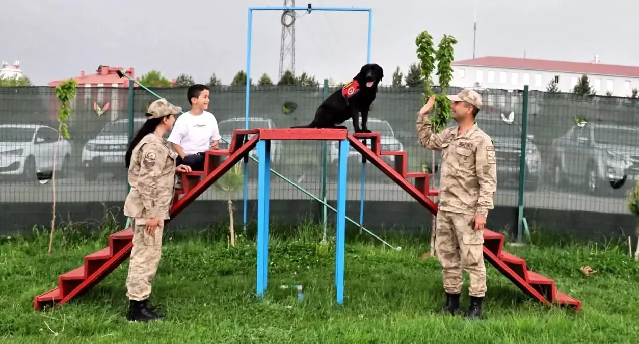 Bingöl'de şehit çocuğu jandarmada unutulmaz bir gün geçirdi