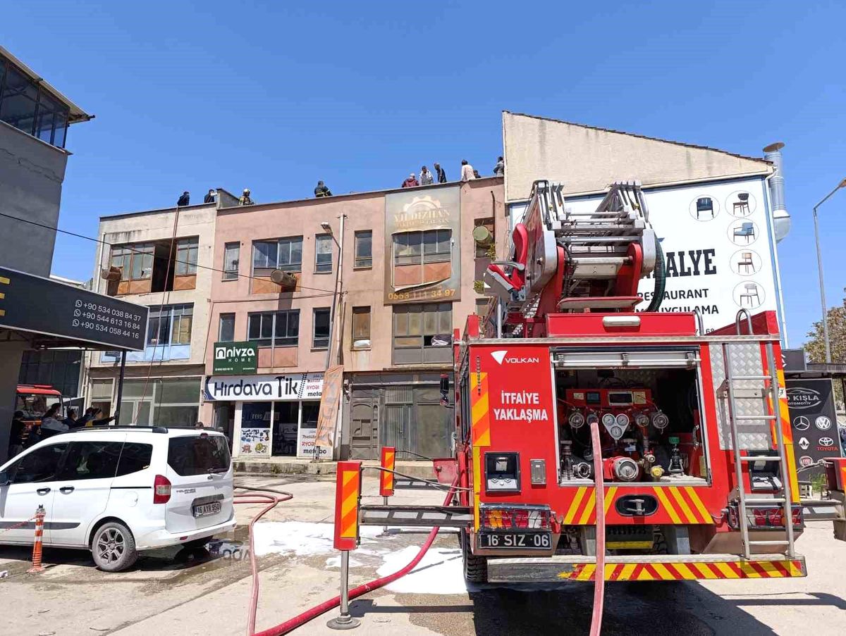 İnegöl'de Mobilya İmalathanesinde Yangın