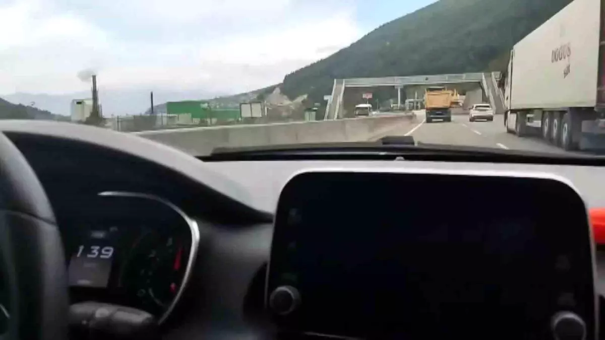 Sakarya'da Hızlı Otomobil Kamyona Yetişemedi