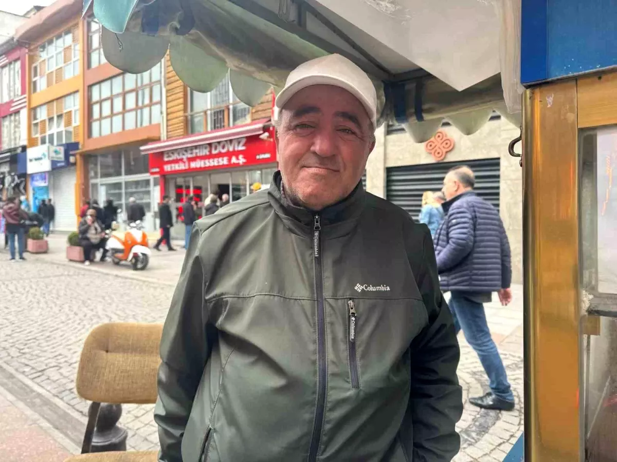 Eskişehir'deki Ani Hava Değişimleri Seyyar Satıcıları Zor Durumda Bırakıyor