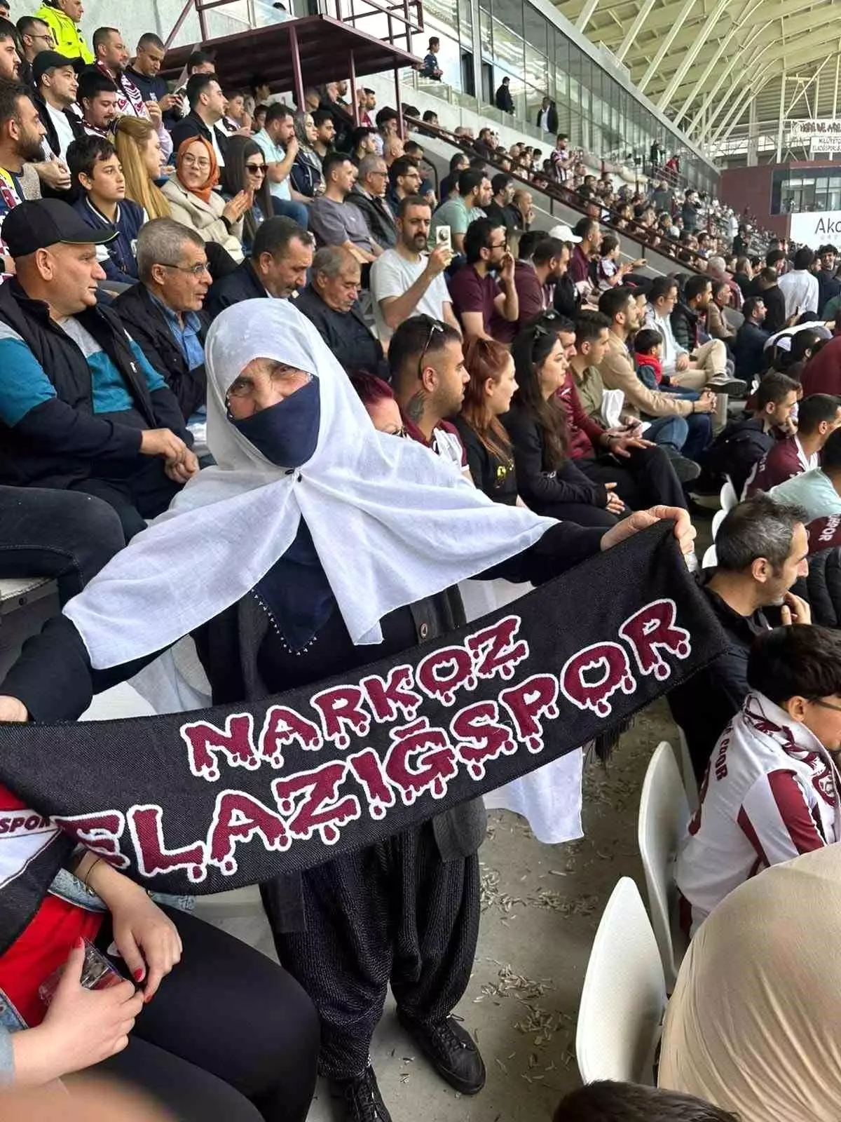 76 Yaşındaki Muhsine Nine, Elazığspor'un Maçında Takımına Destek Verdi