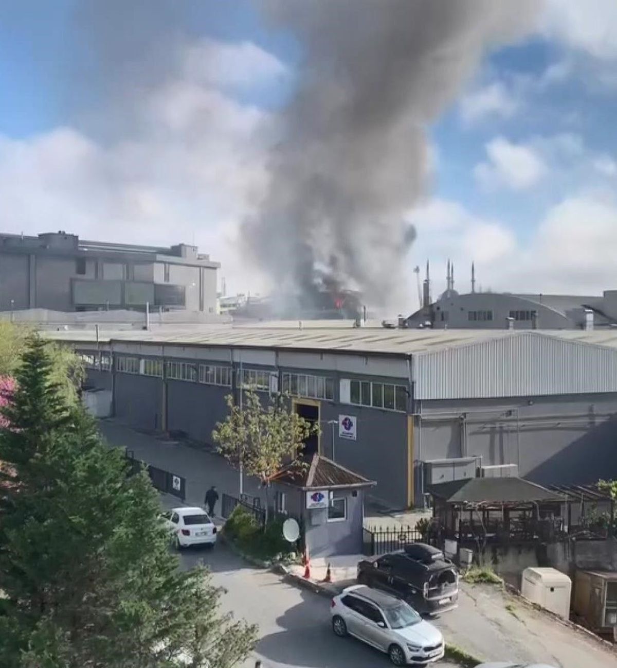 Esenyurt'ta 3 katlı tekstil fabrikasında yangın