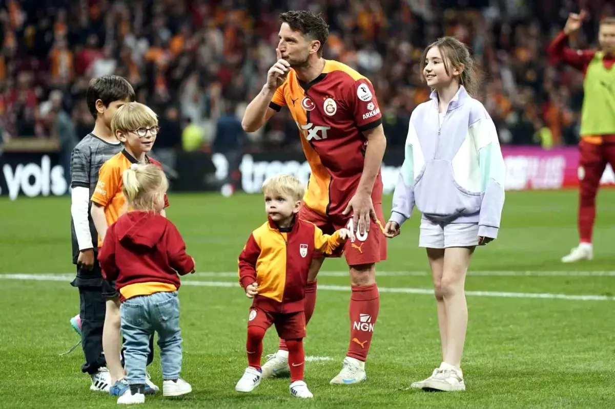 Muslera ve Mertens'den Taraftarlara 3'lü Poz
