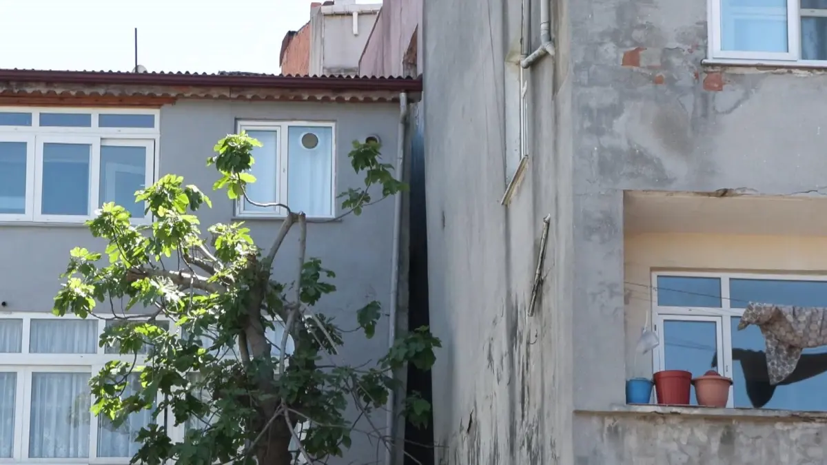 Gaziosmanpaşa'da İnşaat Alanında Yolda Çökme Olayı