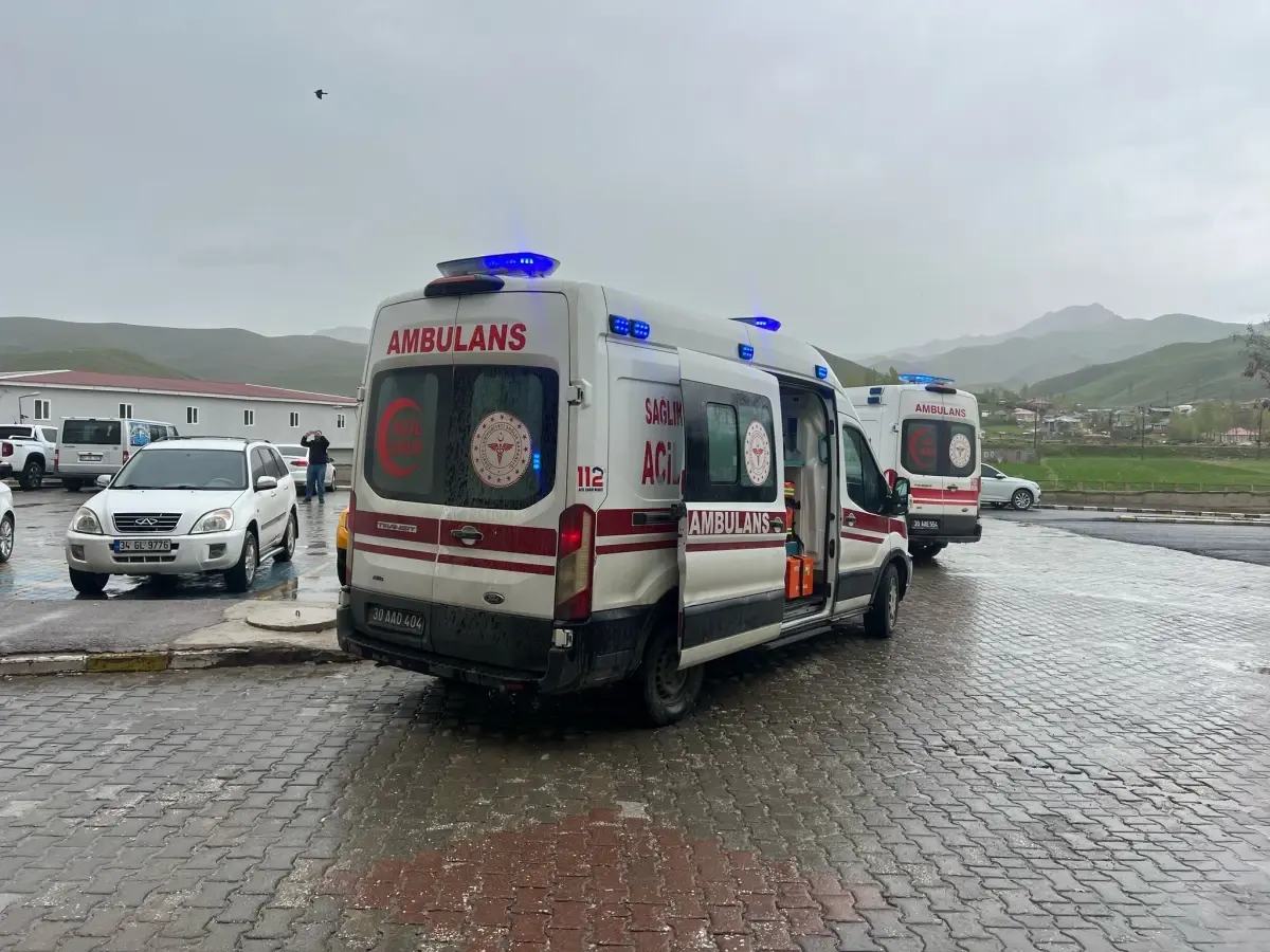 Yüksekova'da İşçi Taşıyan Minibüs Dereye Devrildi: 2 Ölü, 3 Yaralı