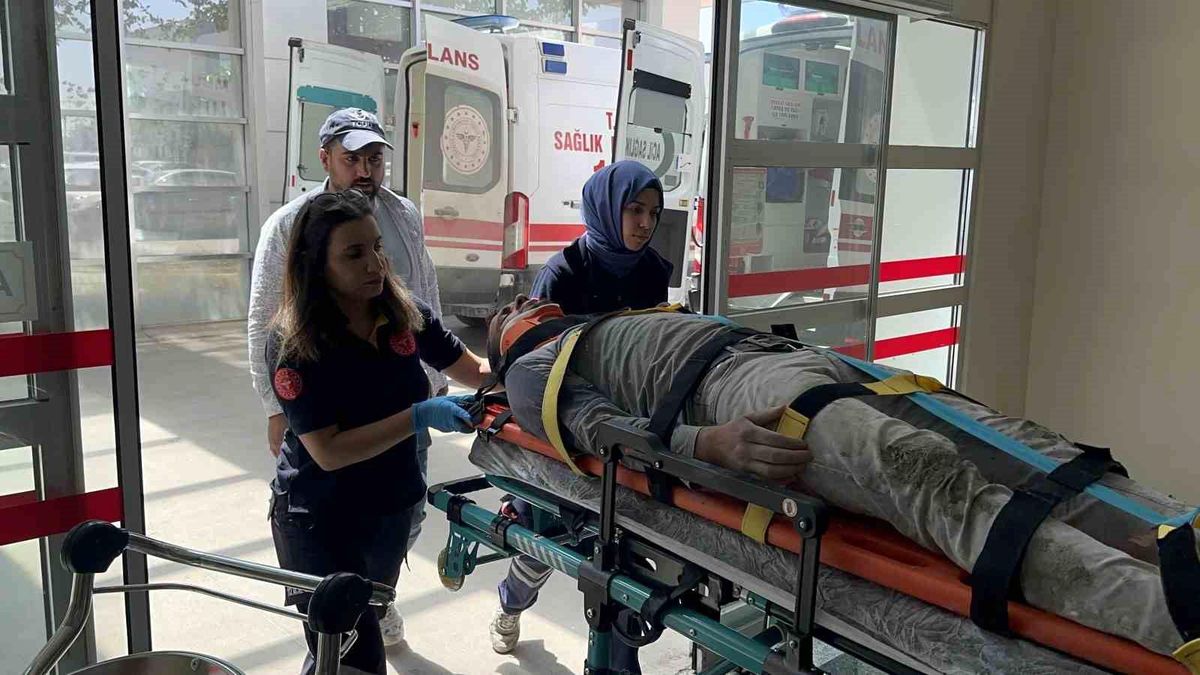 Adıyaman'da İnşaat İskelesinin Çökmesi: 2 İşçi Yaralandı