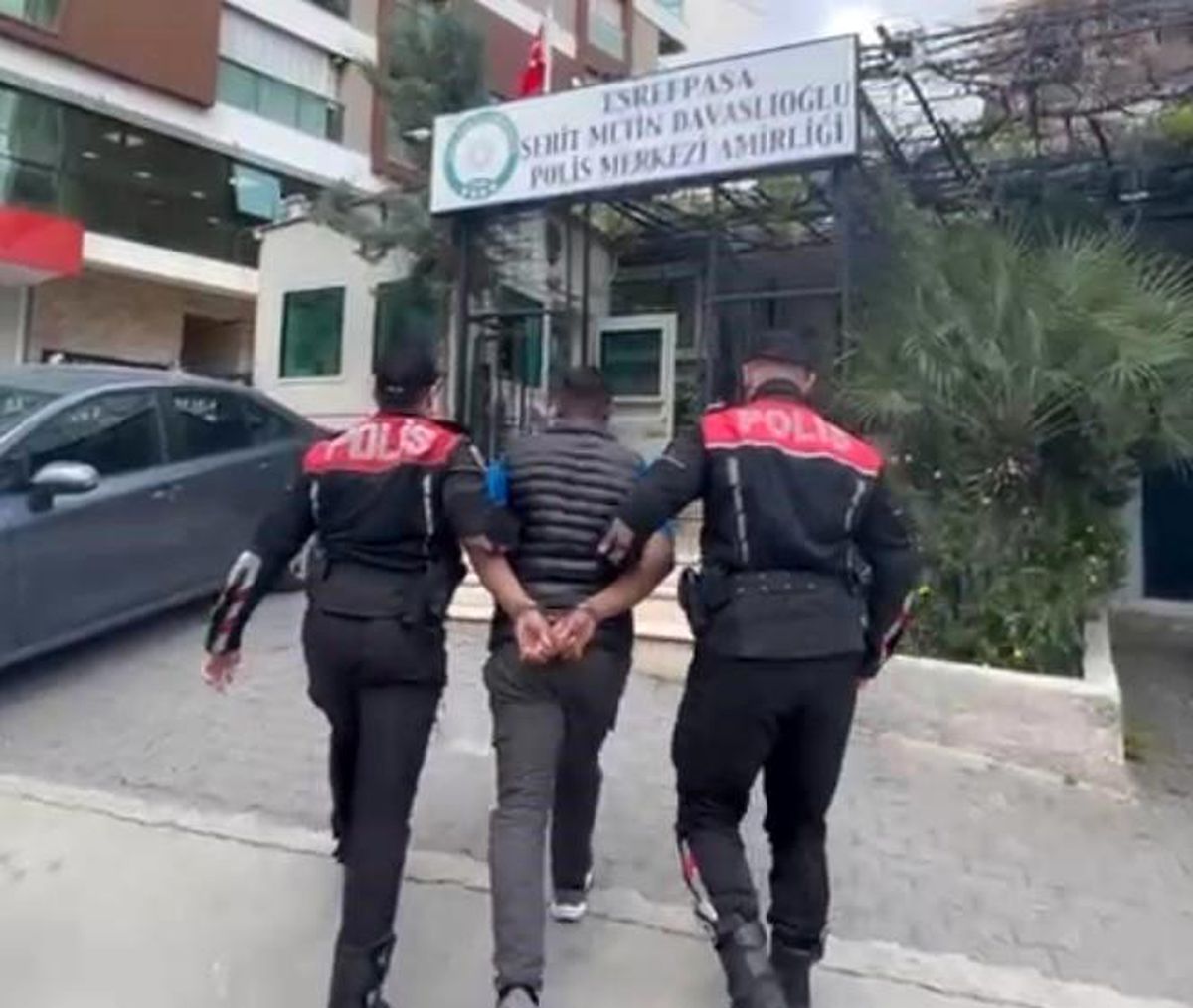 Yağma Suçundan Aranan Şahıs İzmir'de Yakalandı