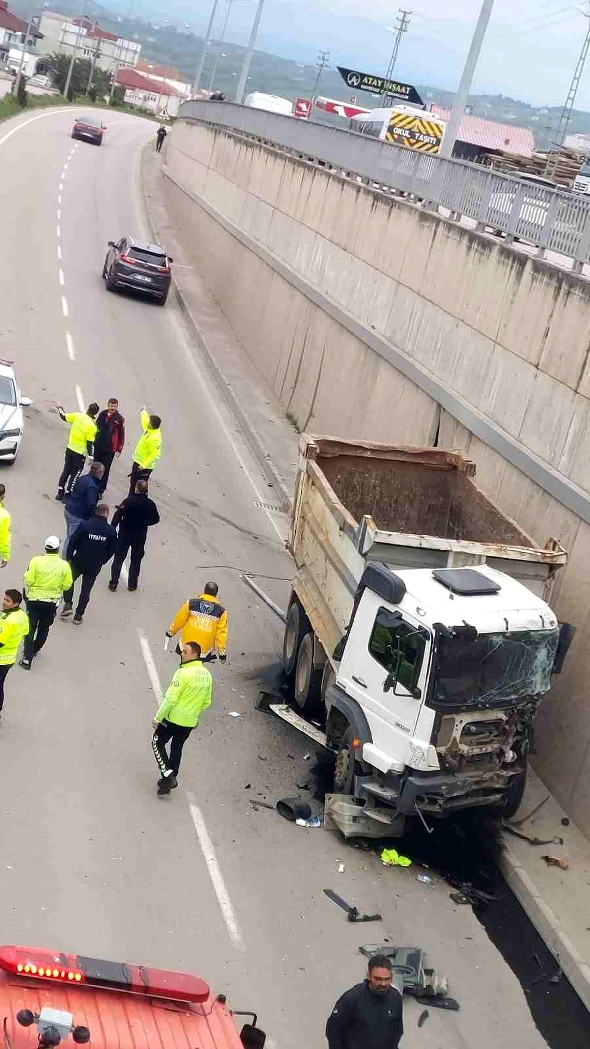 Sinop'ta Trafik Kazası: Kamyon Duvara Çarptı, Sürücü Yaralandı