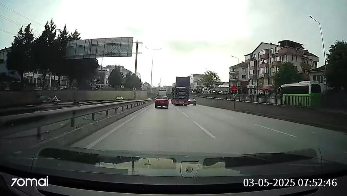 Kocaeli'de Kapağı Açık Kamyon Tünele Çarptı