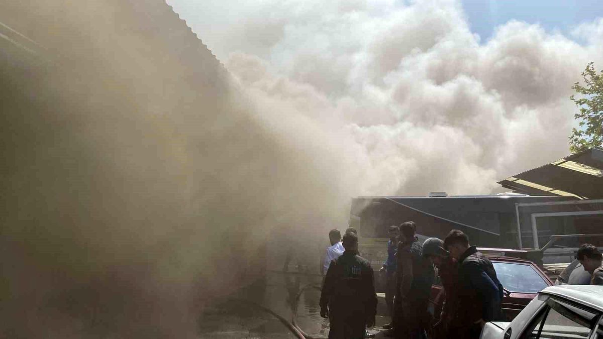 Kocaeli'de Oto Kilit Dükkanında Yangın: 7 Dükkan Zarar Gördü