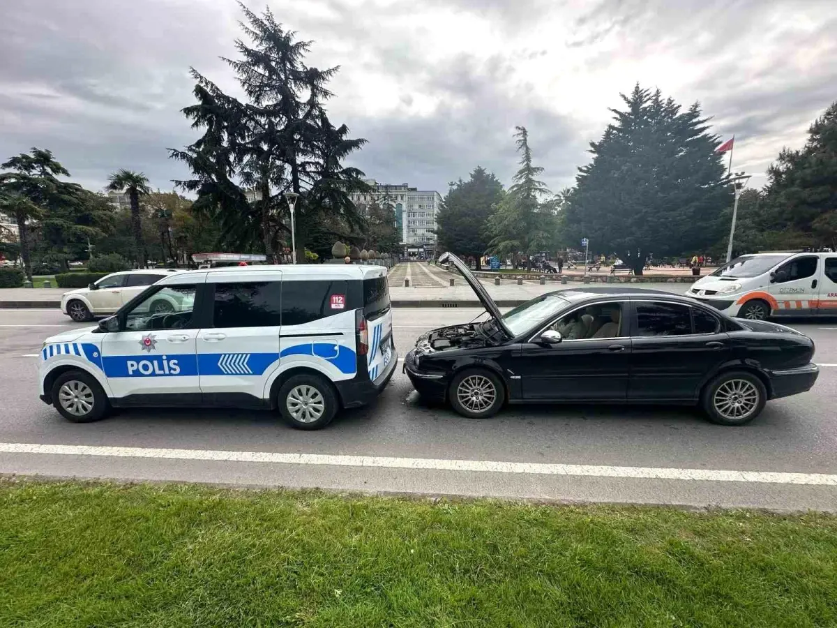 Samsun'da Polis Aracına Arkadan Çarpan Otomobil Maddi Hasara Neden Oldu