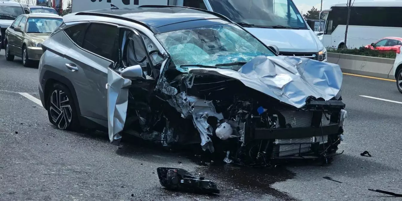 Ankara'da Otomobil Üst Geçit Ayağına Çarptı: İki Yaralı