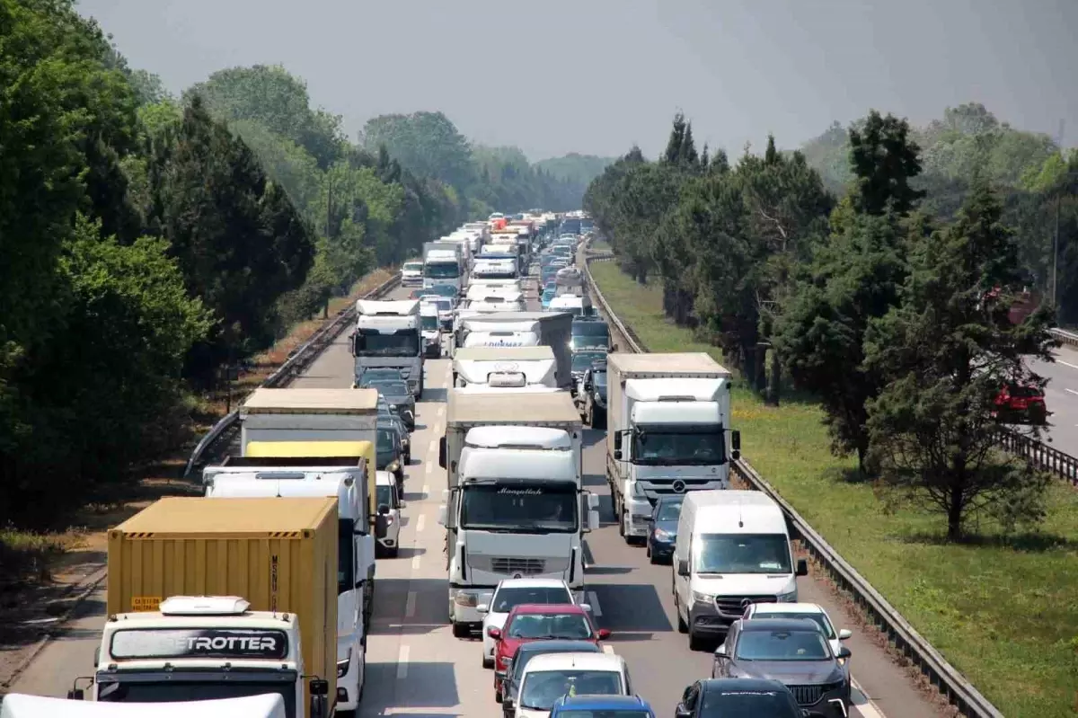 Anadolu Otoyolu'nda Tırın Lastiği Patladı, Trafik Aksadı