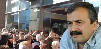 Sırrı Süreyya Önder'in hayatını kaybettiği hastaneye giden Mehmet Metiner yuhalandı