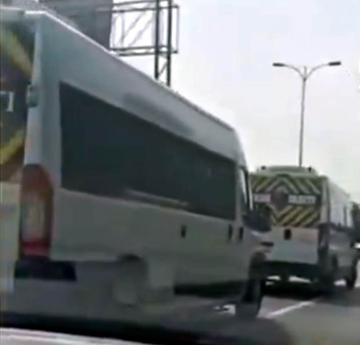 İstanbul'da Tehlikeli Sürüş Yapan İki Okul Servisi Sürücüsü Yakalandı