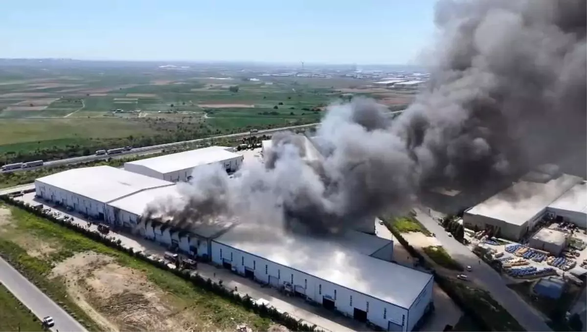 Tekirdağ'da Kauçuk Fabrikasında Yangın Çıktı