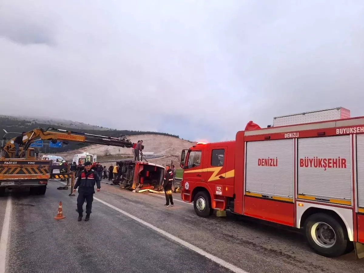 Denizli'de Tekstil İşçilerini Taşıyan Minibüs Devrildi: 13 Yaralı