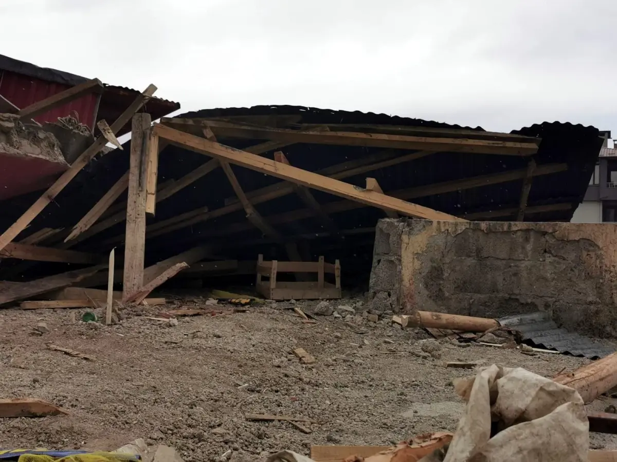 Van'da Fırtına Çatıları Uçurdu, Elektrik Direkleri Hasar Gördü
